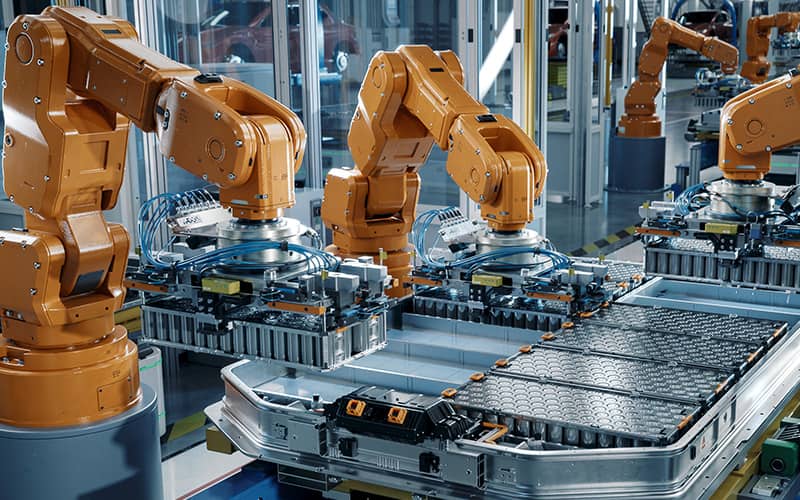 orange Robotergreifer in der Industrie